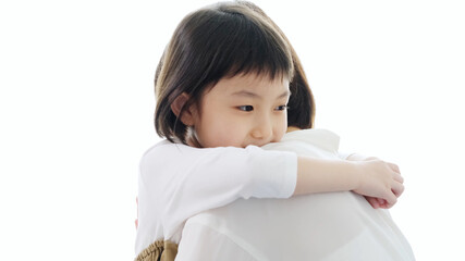 子どもをハグするお母さん