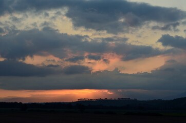 Obraz premium Alba tra campi e colline