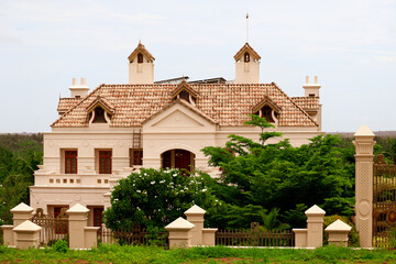 The house that rises to the sky with great royal beauty