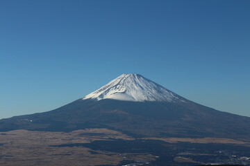 雲一つ無い時の冬景色の富士山