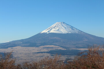 Fototapeta premium くっきり晴れた時の冬景色の富士山