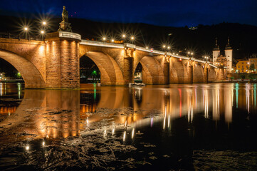 Fototapeta na wymiar Alte Brücke zu Heidelberg am Neckar
