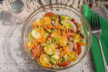 Summer salad with powerful colors 