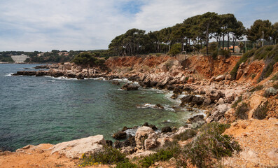 Fototapeta na wymiar Rugged mediterranean coastline with emerald green water and rocky shore in Cassis, France