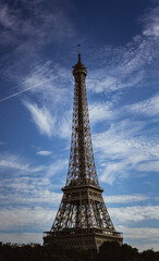 Fototapeta na wymiar Paris sous la chaleur et le ciel bleu