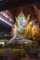 Obraz premium big Buddha statue at Nga Htat Gyi Pagoda at Yangon