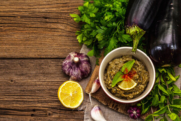 Obraz na płótnie Canvas Eggplant dip baba ganoush (mutabbal) or mezze with ripe vegetables and fresh herbs