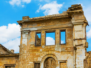 Fototapeta premium The ruins of an ancient house in Odessa, Ukraine. Historic building destroyed by vandals of the proletariat during a revolution in Russia in the 20th century.