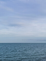 Obraz premium blue sky at pattaya sea. background for thailand travel and relaxation