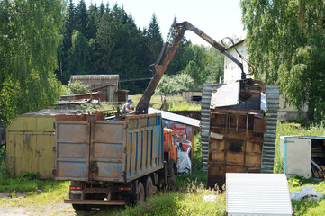 recycling of old garages, the car loads the garage into the back