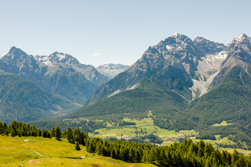 Obraz premium Ftan, Tarasp, Unterengadin, Bergdorf, Schloss, Fontana, Vulpera, Kirche, Wanderweg, Alp Laret, Alpen, Engadin, Innschlucht, Inn, Fluss, Graubünden, Sommer, Schweiz