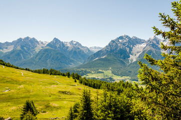Fototapeta premium Ftan, Tarasp, Unterengadin, Bergdorf, Schloss, Fontana, Vulpera, Kirche, Wanderweg, Alp Laret, Alpen, Engadin, Innschlucht, Inn, Fluss, Graubünden, Sommer, Schweiz