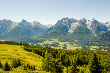 Fototapeta premium Ftan, Tarasp, Unterengadin, Bergdorf, Schloss, Fontana, Vulpera, Kirche, Wanderweg, Alp Laret, Alpen, Engadin, Innschlucht, Inn, Fluss, Graubünden, Sommer, Schweiz