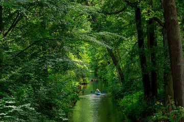 Urlauber fahren Kajak auf einem Kanal im Spreewald
