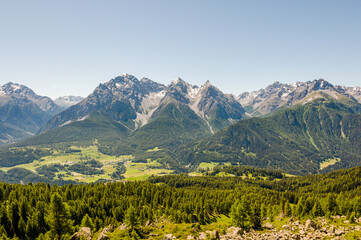 Obraz premium Ftan, Tarasp, Unterengadin, Bergdorf, Schloss, Fontana, Vulpera, Kirche, Wanderweg, Alpen, Engadin, Innschlucht, Inn, Fluss, Graubünden, Sommer, Schweiz