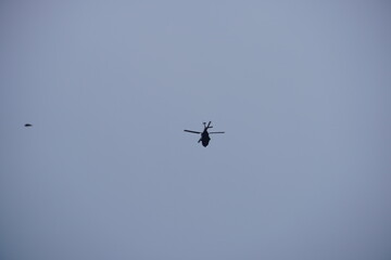 Hubschrauber Transport am grauen Himmel
