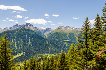 Ftan, Wanderweg, via Engiadina, Alp Laret, Bergbauer, Alm, Bergwiesen, Alpen, Unterengadin, Inn, Inntal, Graubünden, Sommer, Schweiz