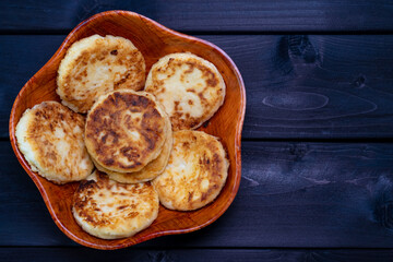 Cheesecakes in a bowl on a wooden background