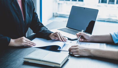 Business office executives are interviewing job applicants in the meeting room