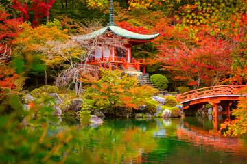 Fototapeta premium Świątynia Daigo-ji z kolorowych klonów jesienią, Kioto, Japonia