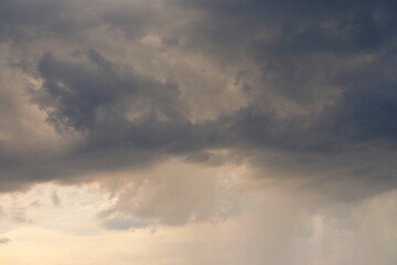 Fototapeta na wymiar Graue Gewitterwolken am Abendhimmel