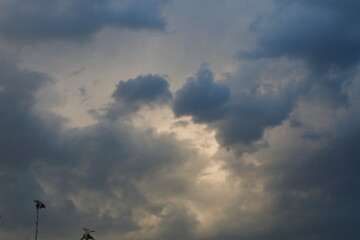 Graue Gewitterwolken am Abendhimmel