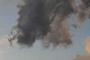 Graue Gewitterwolken am Abendhimmel