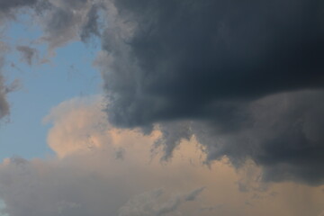 Fototapeta premium Graue Gewitterwolken am Abendhimmel
