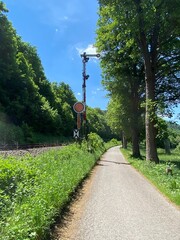Eisenbahnsignal, Weg, Bäume,  blauer Himmel
