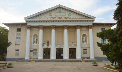 Obraz premium Dom Kultury "Energetik" na osiedlu mieszkaniowym Pridneprovsk w Dniepr, obwód dniepropietrowski / Ukraina