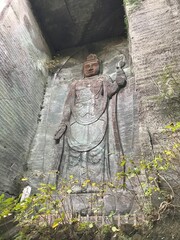 岩山に鎮座する仏像