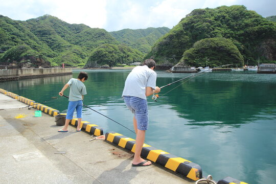 田舎で魚釣り - a man and a woman are fishing in the water
