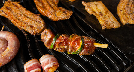 Verschiedene Wurst und Fleischsorten auf einem Gasgrill