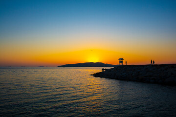 Obraz premium Colorful sunrise seascape rocky shore at Khao Laem Ya Thai marine national park. Rayong, Thailand