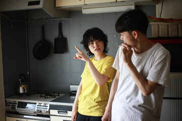 男性にベランダでタバコを吸うように注意する女性 Wall Mural Yamasan