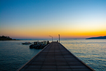 Obraz premium Colorful sunrise seascape rocky shore at Khao Laem Ya Thai marine national park. Rayong, Thailand