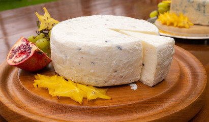 queijo fresco servido em mesa