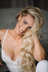 Naklejka premium blonde girl looking into the lens and smiling