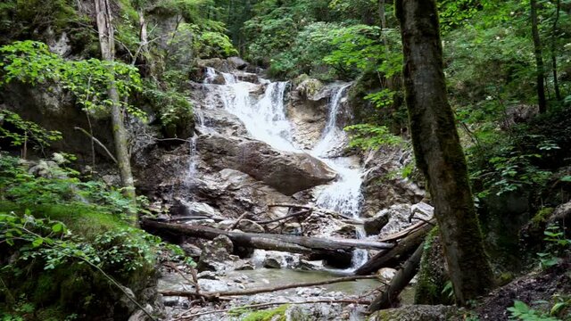 Wanderung zu den Lainbach Wasserf&auml;llen  bei Kochel am See Oberbayern Deutschland.
