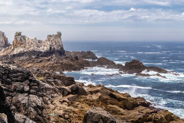 Fototapeta na wymiar rocky coast of the island of Ouessant, off Brittany
