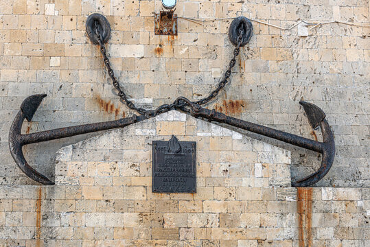Monument to the sailors of the cruiser Ochakov. A plaque on the monument reads: here, on November 25, 1905, the tsarist troops brutally shot the revolutionary sailors of the cruiser Ochakov