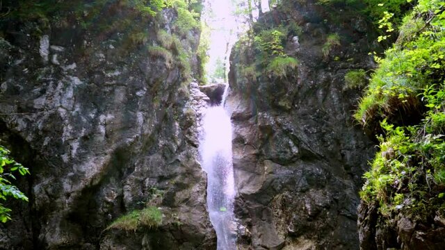 Wanderung zu den Lainbach Wasserf&auml;llen  bei Kochel am See Oberbayern Deutschland.