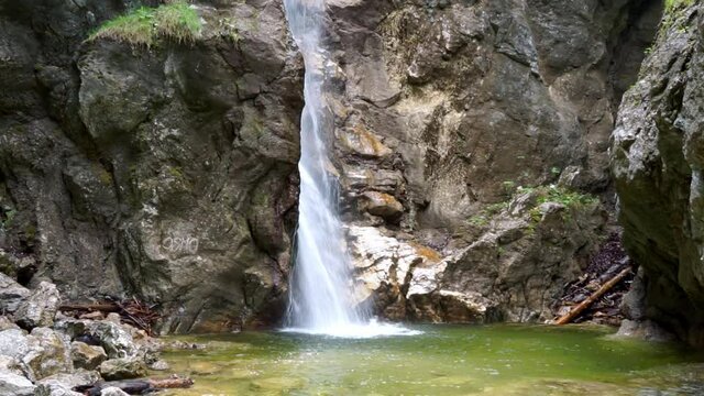 Wanderung zu den Lainbach Wasserf&auml;llen  bei Kochel am See Oberbayern Deutschland.