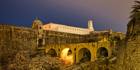 Die Festung in Peniche in Portugal bei Nacht