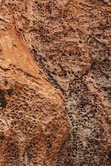 textura de piedra anaranjada de desierto con agujeros