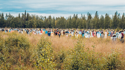 artistic performance (improvisation of people in the field) 