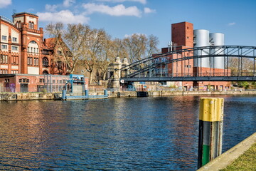 Obraz premium berlin, deutschland - altes kraftwerk am landwehrkanal in berlin charlottenburg