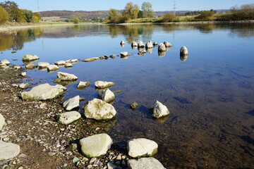 Weser bei Dürre  am Flussbett im Weserbergland