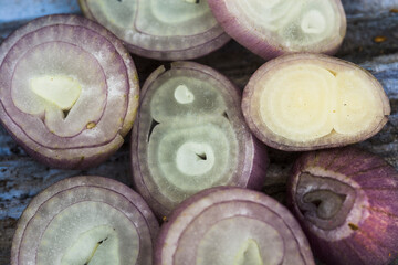 Coupe en rondelles d'une échalote