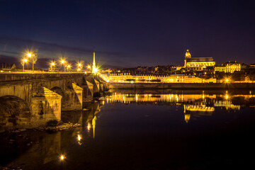 Fototapeta na wymiar City of Blois at night